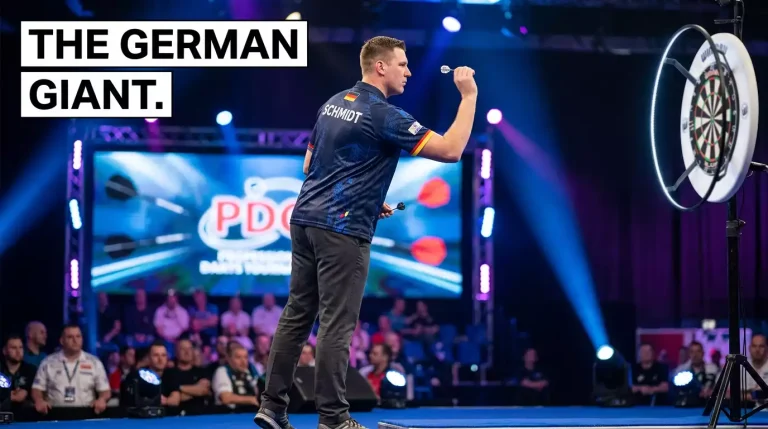 Gabriel Clemens am Oche auf der PDC-Bühne mit Dartscheibe im Hintergrund